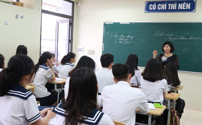 The Prime Minister requested to review and propose adding to the staff of teachers to overcome the shortage of teachers. Photo: Hai Nguyen