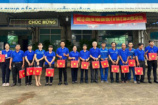 VNPT 떠이닌 노동자들이 추석 선물을 받고 있습니다. 사진: VNPT 떠이닌 노동조합