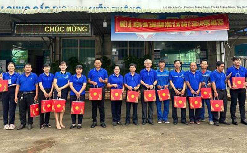 VNPT Tay Ninh workers receive gifts on the occasion of the Mid-Autumn Festival. Photo: VNPT Tay Ninh Trade Union