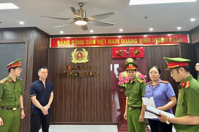 Cơ quan chức năng tỉnh Thanh Hóa thi hành lệnh khởi tố, bắt tạm giam trùm giang hồ Vi "ngộ". Ảnh: CATH