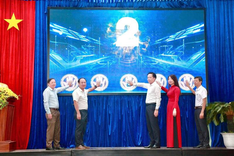 Leaders of the Department of Science and Technology of Da Nang City and leaders of Que Son Commune performed the " touching LED" ceremony to launch the Que Son Commune electronic information page. Photo: Da Nang City People's Committee