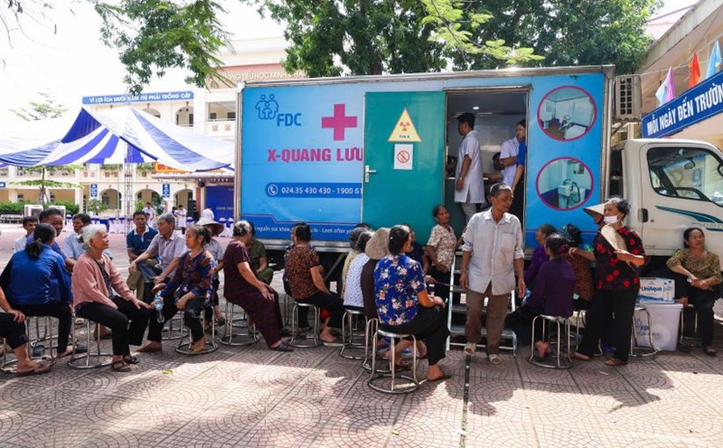 Thousands of people in Minh Chau island commune (Hanoi) have been given free health check-ups and medicine since the two-level government officially took office. Photo: Hai Nguyen