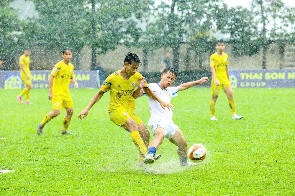 U17 Ha Noi (ao vang) va U17 Song Lam Nghe An hoa nhau khong ban thang. Anh: VFF