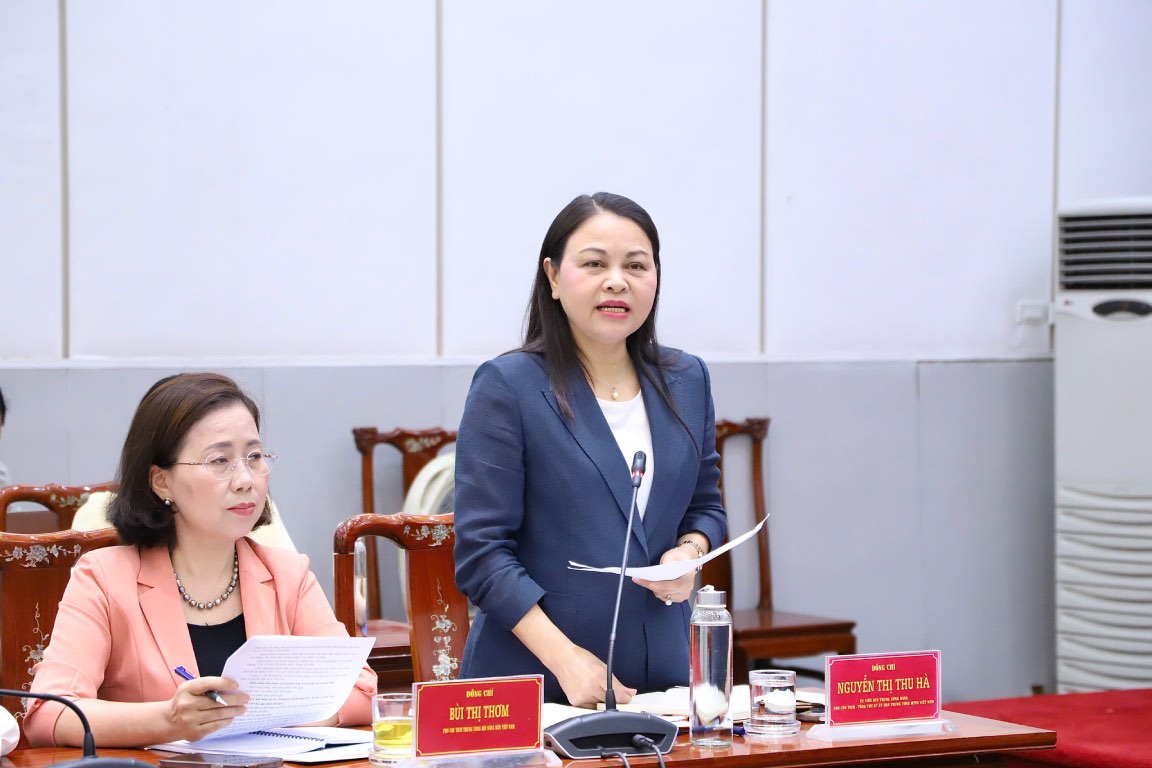 La Sra. Nguyen Thi Thu Ha - Miembro del Comite Central del Partido Vicepresidenta - Secretaria General del Comite Central del Frente de la Patria de Vietnam habla en la conferencia. Foto: Minh Hien