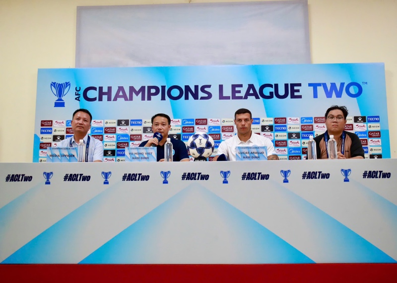 Coach Vu Hong Viet and Nam Dinh player Lucas attended the press conference. Photo: NDFC