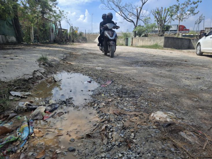 Toan Luu 社の Vinh Cat 村にある高速道路の区間は、老朽化し、損傷していますが、まだ修理されていません。写真: Tran Tuan