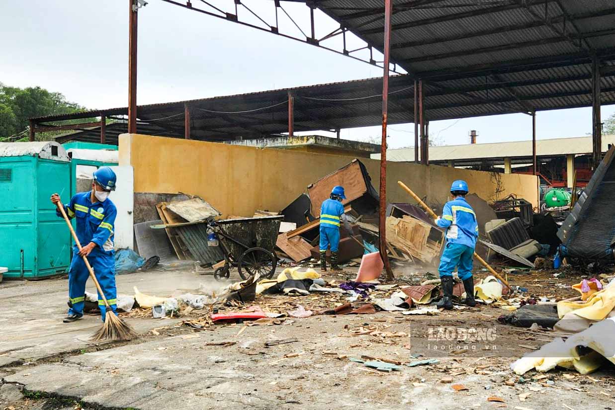 Deploy IoT sensors to monitor trash bins and coordinate automatic collection. Photo: Ngoc Thuy