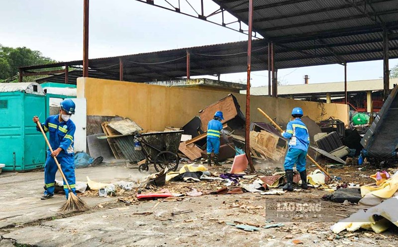 Deploy IoT sensors to monitor trash bins and coordinate automatic collection. Photo: Ngoc Thuy