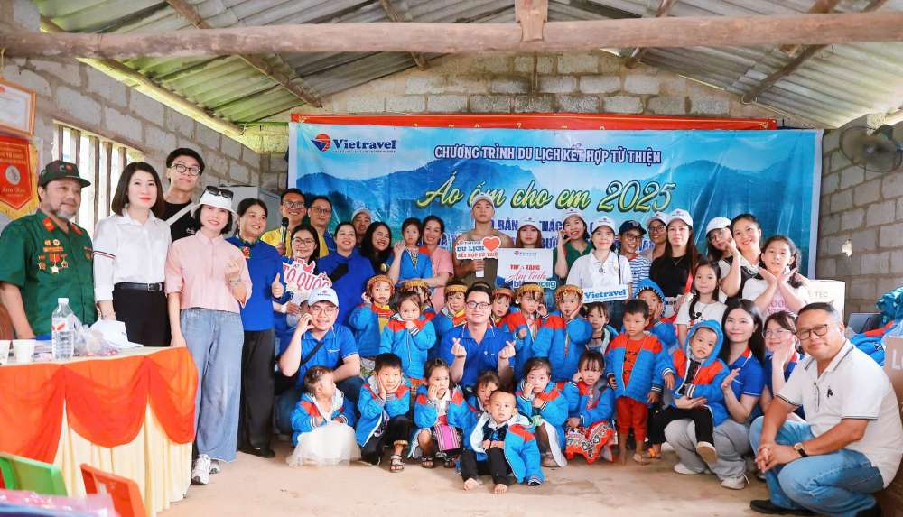 Chuong trinh thien nguyen duoc to chuc tai nha van hoa thon, ngay canh diem truong – khong gian don so nhung am cung, noi ca ban cung quay quan chia se yeu thuong.