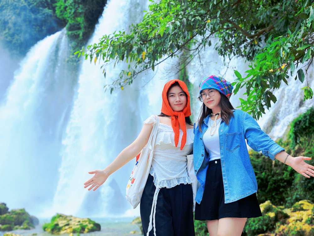 Du khach chup anh check-in tai thac Ban Gioc. Anh: Vietravel