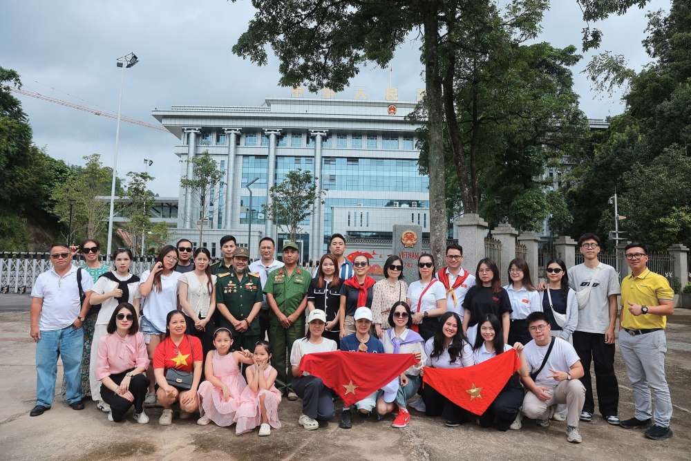 Tai day, du khach da duoc den tham hoi, dong vien gan 90 can bo, chien si dang cong tac tai Don Bien Phong Cua khau Quoc te Tra Linh, tinh Cao Bang. Anh: Vietravel