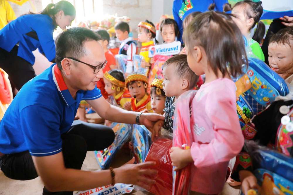 Du khach mang yeu thuong den voi tre em ngheo vung cao. Anh: Vietravel