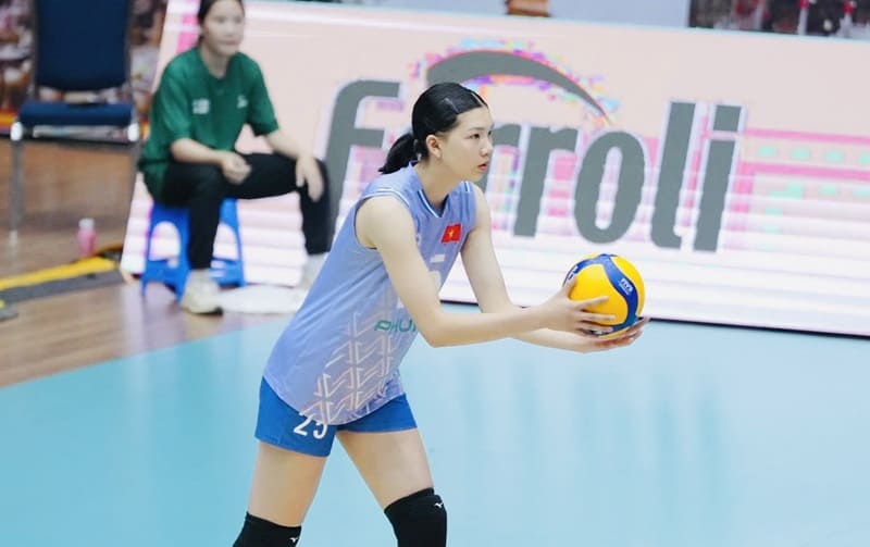 쩐티빅투이는 베트남 여자 배구의 전문 기술이 뛰어난 미들 블로커입니다. 사진: VFV