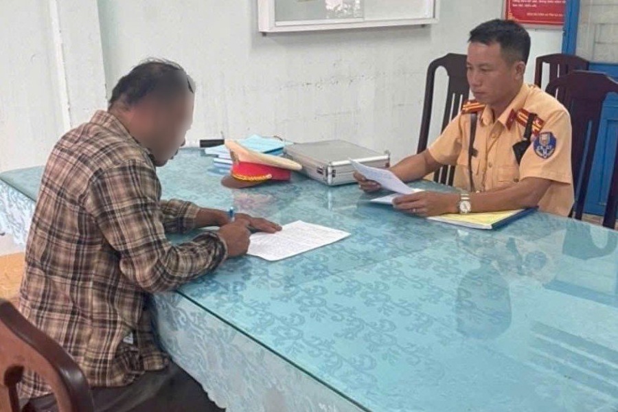 ホーチミン市で回転車に逆走したトラックを運転した運転手の取り締まり記録を作成。写真:CA