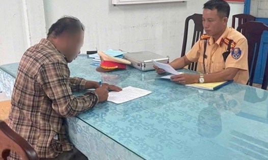 Lập biên bản xử lý tài xế điều khiển xe tải đi ngược chiều vòng xoay ở TPHCM. Ảnh: CA