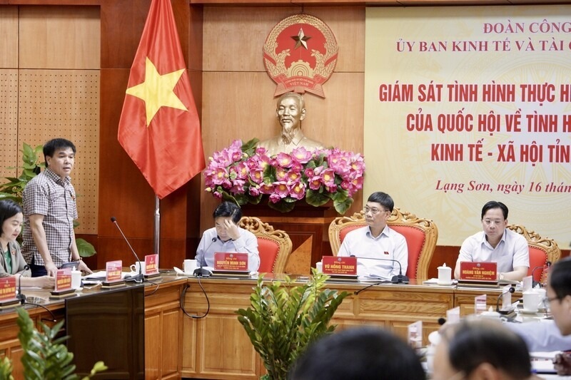 Vu Hong Thanh 국회 부의장의 실무단이 Lang Son에서 근무하고 있습니다. 사진: Quoc Dat