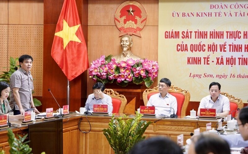 The working delegation of Vice Chairman of the National Assembly Vu Hong Thanh worked in Lang Son. Photo: Quoc Dat