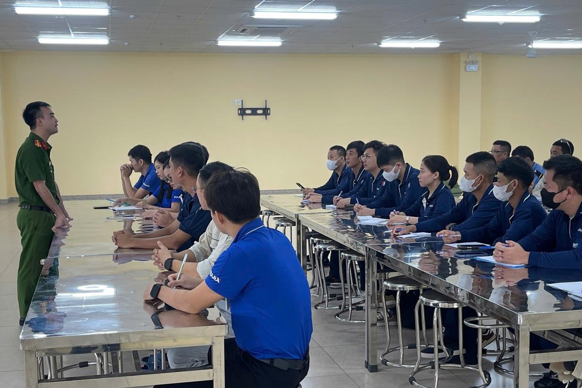 Can bo Phong Canh sat PCCC va CNCH truyen dat cac kien thuc ve PCCC va CNCH. Anh: Cong an Quang Ninh