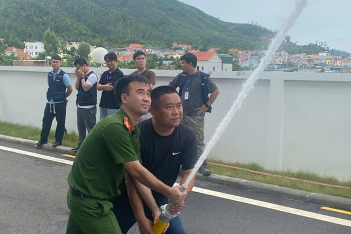 Officers of the Fire Prevention and Rescue Police Department instructed the facility to deploy water spraying fans to extinguish the fake fire. Photo: Quang Ninh Police