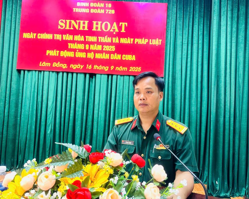 Thuong ta Do Van Trang, Bi thu Dang uy, Chinh uy Trung doan 726 quan triet tai buoi phat dong. Anh: Hong Tham