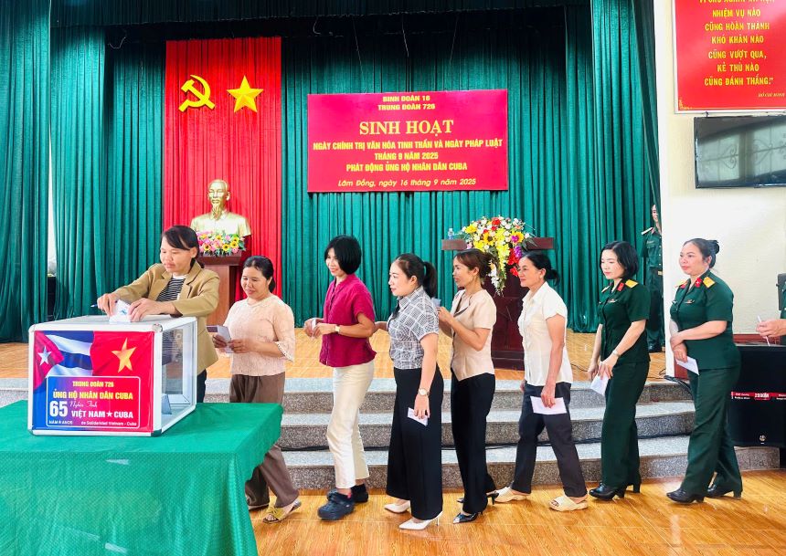 Can bo, cong nhan vien, nguoi lao dong tham gia ung ho. Anh: Hong Tham