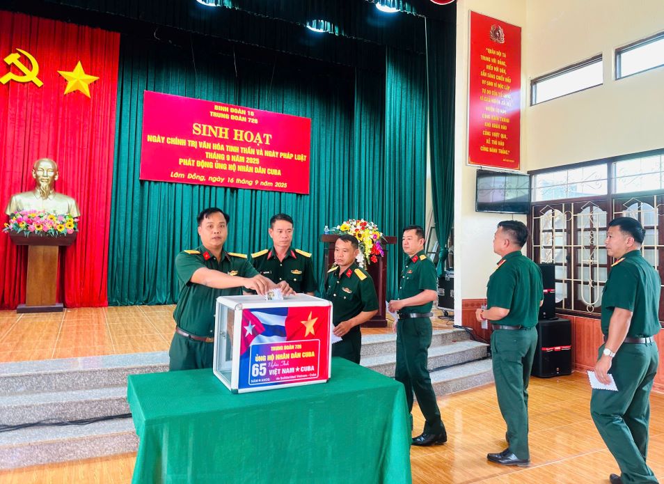 Cán bộ Trung đoàn 726 quyên góp ủng hộ nhân dân Cuba. Ảnh: Hồng Thắm