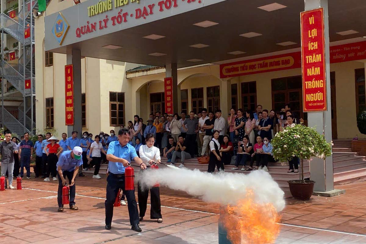 Practice the use of fire extinguishers. Photo: Quang Ninh Police