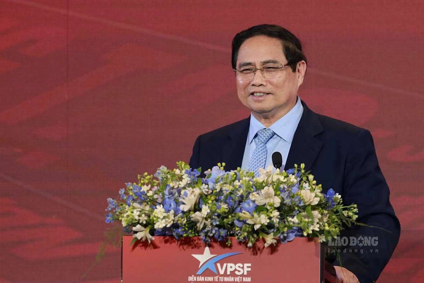팜밍찡 총리가 2025년 베트남 민간 경제 포럼 틀 내에서 열린 고위급 대화 세션에서 지시 연설을 하고 있습니다. 사진: 하이 응우옌