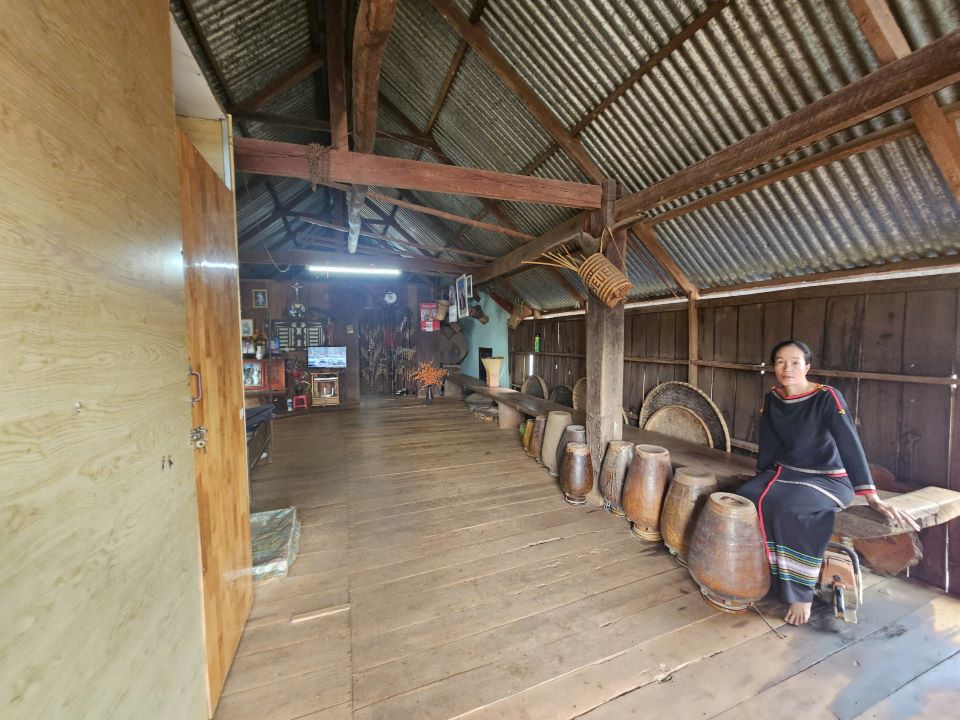 Ben trong nha chi H'Vinh Enuol co ghe Kpan, chieng, che. Anh: Thanh Quynh