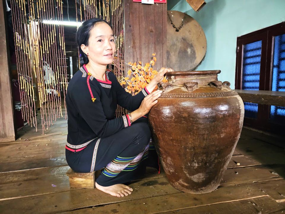 Chi H'Vinh Enuol ben chiec che co. Anh: Thanh Quynh