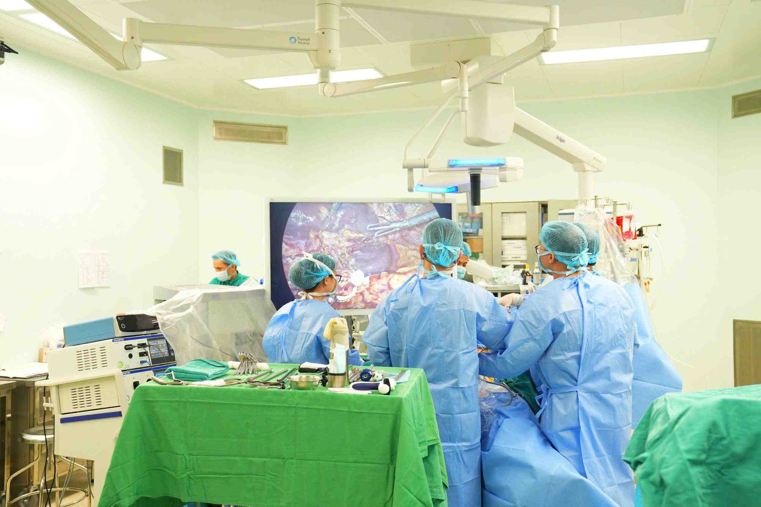 Doctors at 108 Central Military Hospital successfully performed the liver transplant using assisted endoscopic surgery. Photo: BVCC