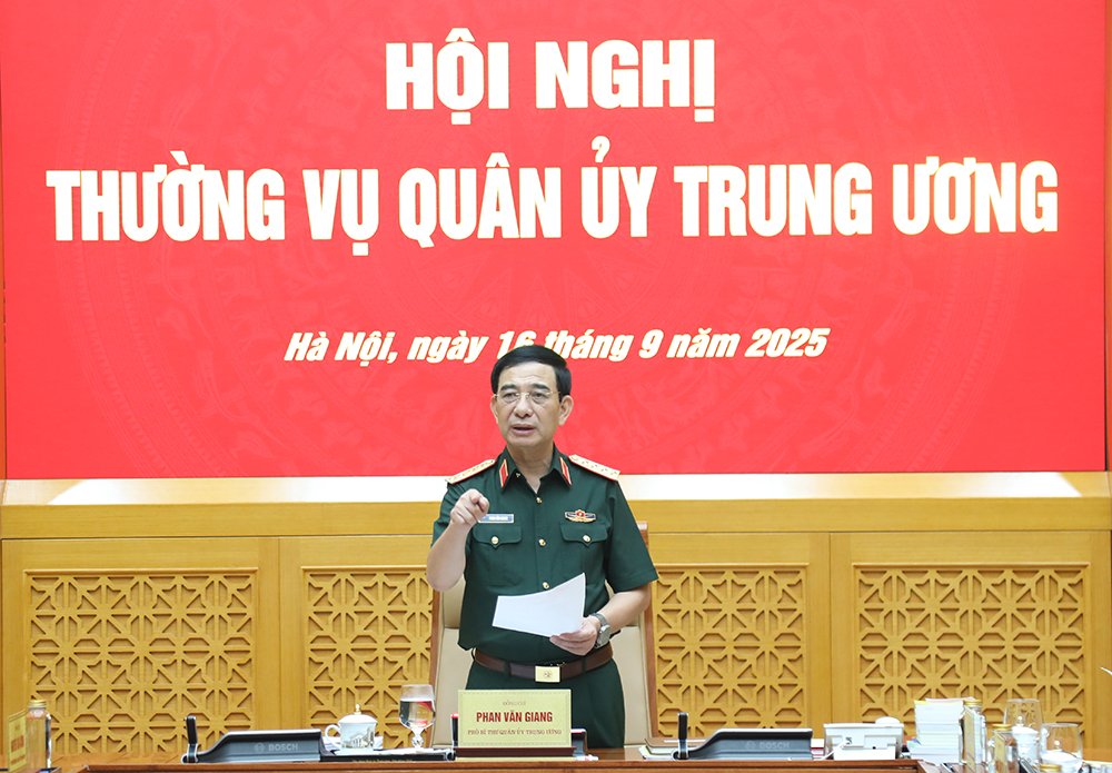 판 반 지앙 대장은 제12차 군 당 대회를 위한 최상의 조건을 보장하면서 완료해야 할 몇 가지 내용에 주목했습니다. 사진: 응우옌 하이