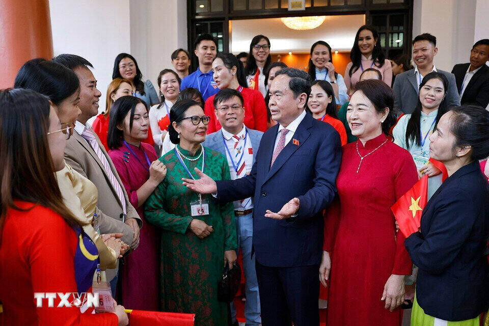 Politburo member and National Assembly Chairman Tran Thanh Man and his wife Nguyen Thi Thanh Nga met with representatives of the Vietnamese community in Malaysia. Photo: VNA