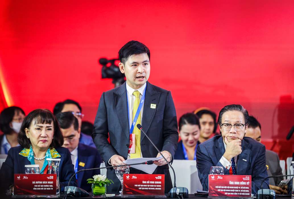 M. Do Vinh Quang propose de mettre en place un mecanisme preferentiel en matiere de capital a moyen et long terme en particulier dans les secteurs cles qui necessitent des capitaux importants et a long terme tels que l'aviation la logistique l'energie... Photo : Tuyet Lan