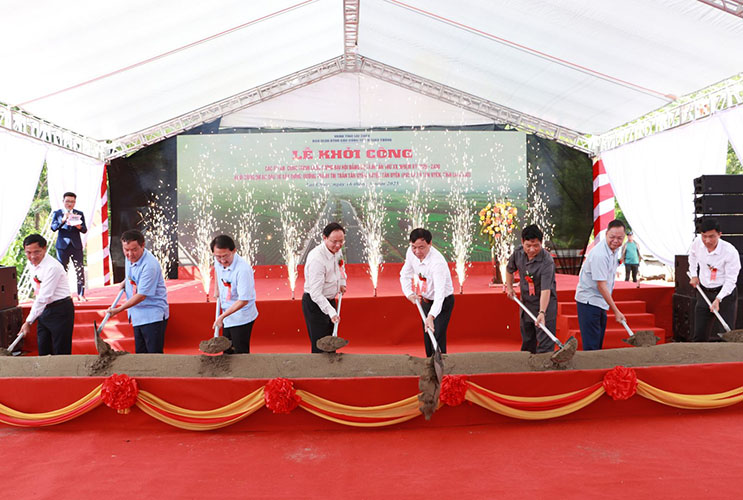 リーダーシップ同志は、タン・ウエン・タウン・バイパス・プロジェクトの建設儀式を行いました。写真：ライチョウ州の人民委員会