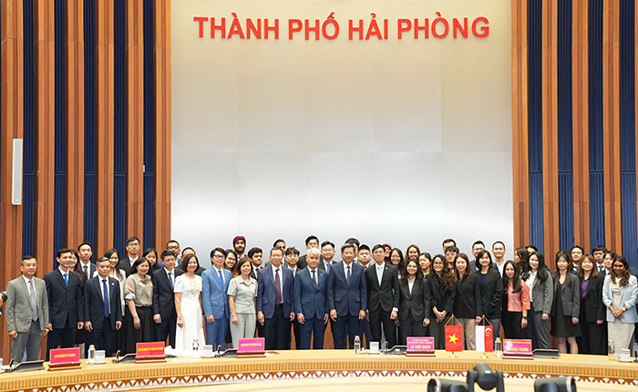 La delegation de travail de l'ambassade de Singapour au Vietnam avec des fonctionnaires du gouvernement singapourien et du ministere des Affaires etrangeres du Brunei et le Comite populaire de la ville de Hai Phong lors de la reunion de travail. Photo : Portail TTDT Hai Phong