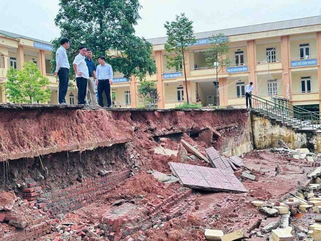 Ba Vi コミューン Da Chong 村(Minh Quang B 小学校)での地滑り。写真: Kim Nhue
