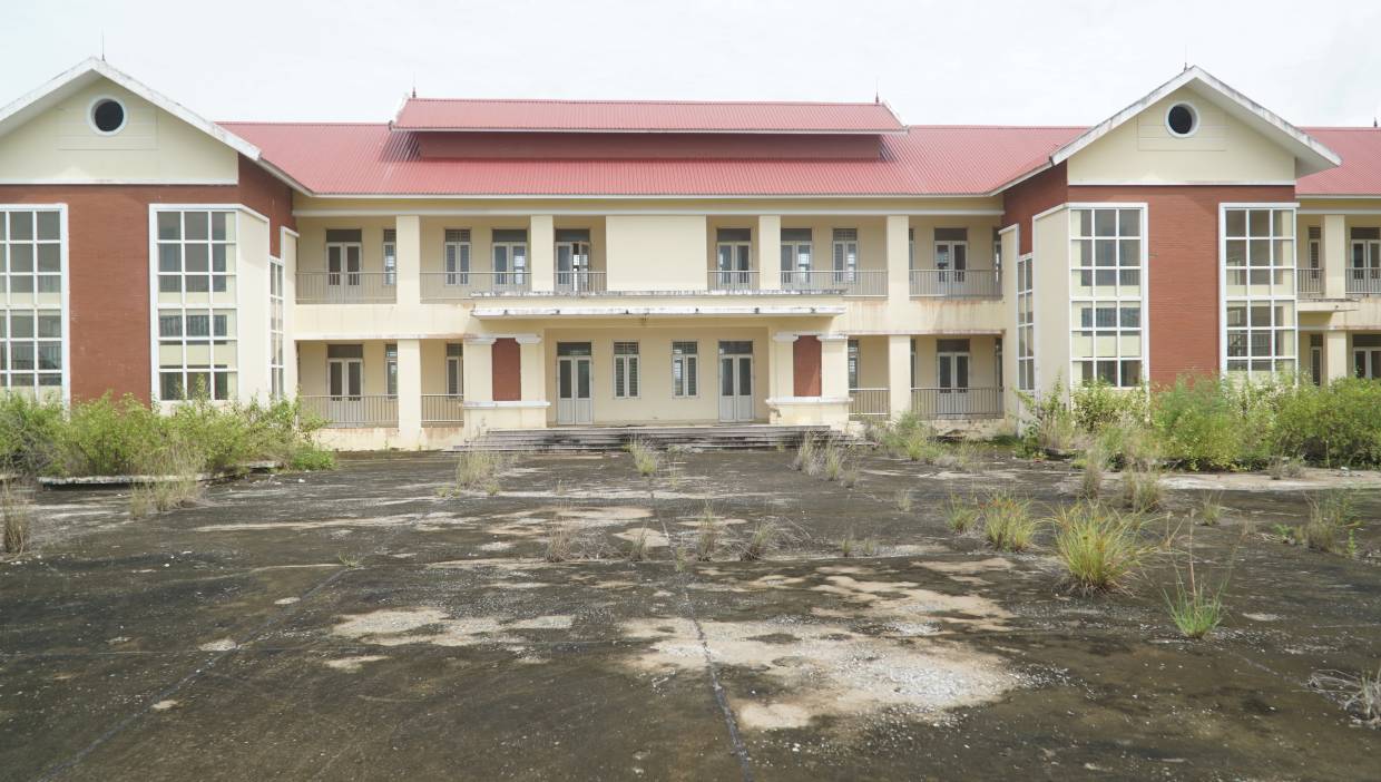 Do da 3 nam khong don hoc sinh nao nen san truong co da moc nhieu noi. Anh: Nhat Ho