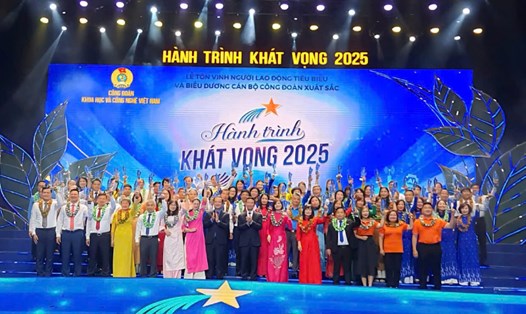 Ông Nguyễn Mạnh Hùng, Ủy viên Trung ương Đảng, Bộ trưởng Bộ Khoa học và Công nghệ và ông Phạm Đức Long, Thứ trưởng Bộ Khoa học và Công nghệ, Chủ tịch Công đoàn Khoa học và Công nghệ Việt Nam trao hoa và biểu trưng, biểu dương 71 cán bộ công đoàn xuất sắc. Ảnh: Xuân Hiên