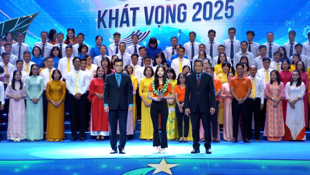 Ong Huynh Thanh Xuan, Pho Chu tich Tong Lien doan Lao dong Viet Nam va ong Tran Vu Ha, Pho Chu tich Cong doan Khoa hoc va Cong nghe Viet Nam bieu duong nguoi lao dong tieu bieu. Anh: Den Phu 