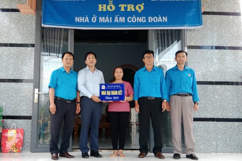 노동조합은 항상 럼동성 지역의 사회 보장을 보장하는 데 기여하는 주택 건설에 어려움을 겪는 조합원 및 노동자와 동행할 준비가 되어 있습니다. 사진: 람득