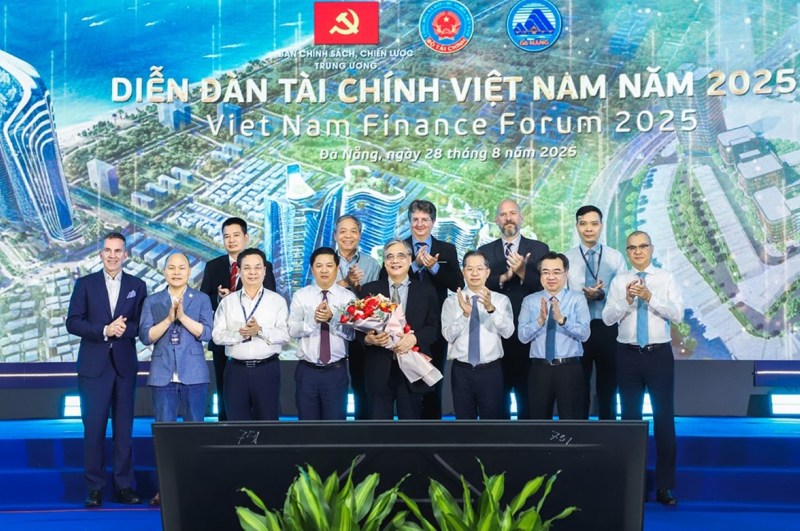 Hoi dong tu van Trung tam tai chinh quoc te Viet Nam tai TP. Da Nang duoc thanh lap, gom nhung chuyen gia hang dau o trong va ngoai nuoc. Anh: Da Nang