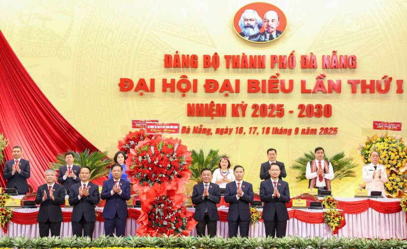 Uy vien Bo Chinh tri, Thuong truc Ban Bi thu Tran Cam Tu tang hoa chuc mung Dai hoi Dai bieu Dang bo TP.Da Nang lan thu nhat. Anh: Nguyen Hoang