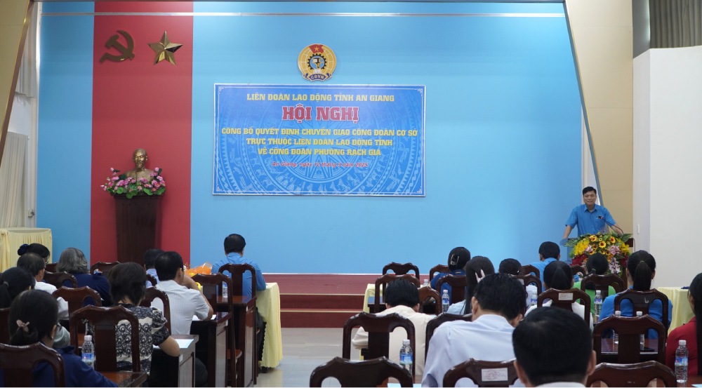 Hoi nghi chuyen giao 116 cong doan co so truc thuoc LDLD tinh ve Cong doan phuong Rach Gia quan ly. Anh: Nguyen Anh