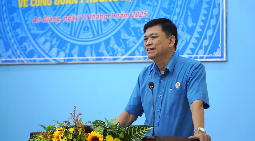 Chu tich LDLD tinh Do Tran Thinh phat bieu tai hoi nghi cong bo Quyet dinh chuyen giao 116 cong doan co so truc thuoc LDLD tinh ve Cong doan phuong Rach Gia quan ly. Anh: Nguyen Anh