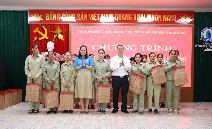 Ong Nguyen Manh Hung – Chu tich Uy ban MTTQ Viet Nam tinh va ba Do Thi Huong – Chu tich LDLD tinh trao qua cho cong nhan Cong ty TNHH MTV Moi truong do thi Hung Yen. Anh: Mai Huong