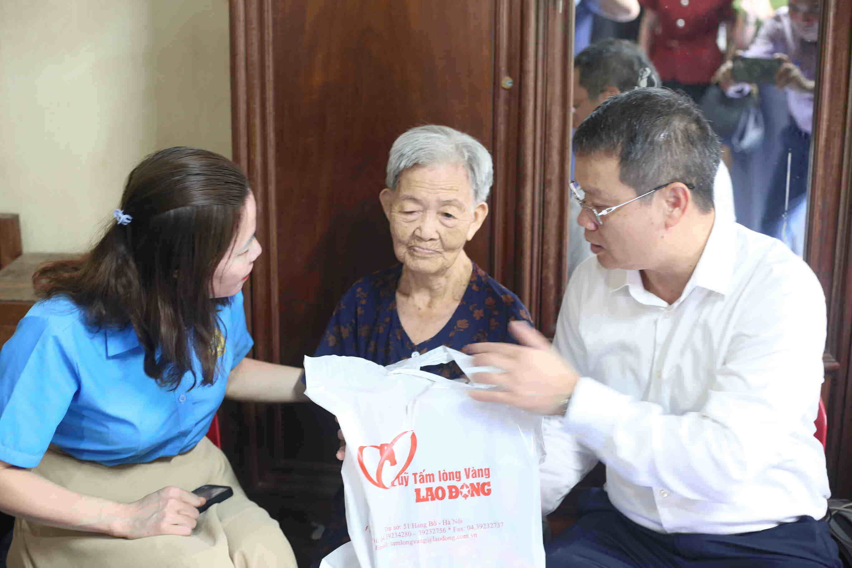 Les dirigeants de la province de Hung Yen et de la Federation du travail de la province remettent des cadeaux aux personnes en difficulte. Photo : Mai Huong
