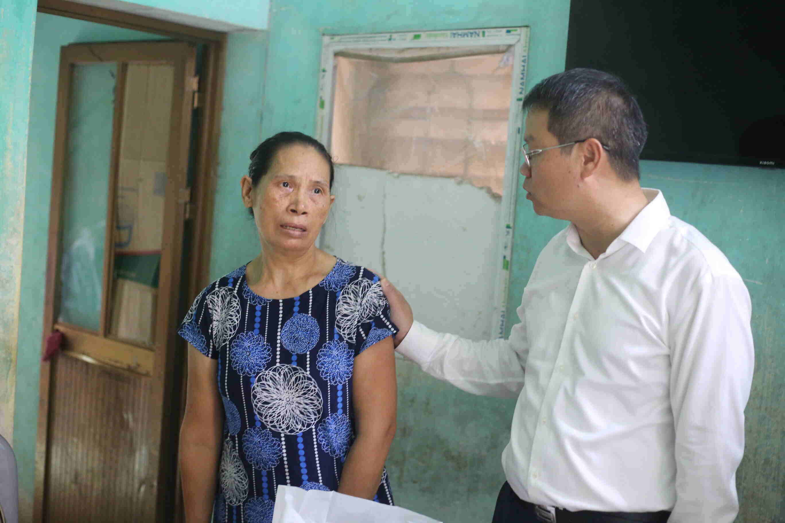 Ong Nguyen Manh Hung tham hoi, dong vien ba Nguyen Thi Bang – ho ngheo tai phuong Pho Hien. Anh: Mai Huong