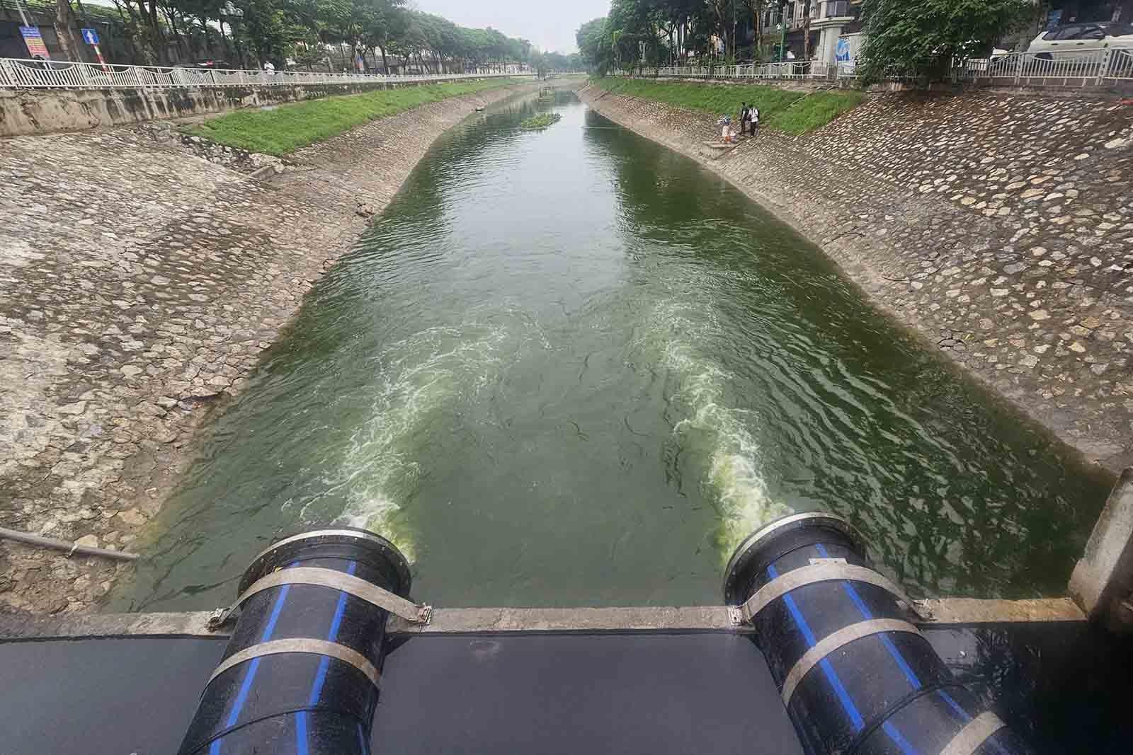 Water from West Lake was replenished through a separate pipeline to To Lich River on September 9. Photo: Song Huu
