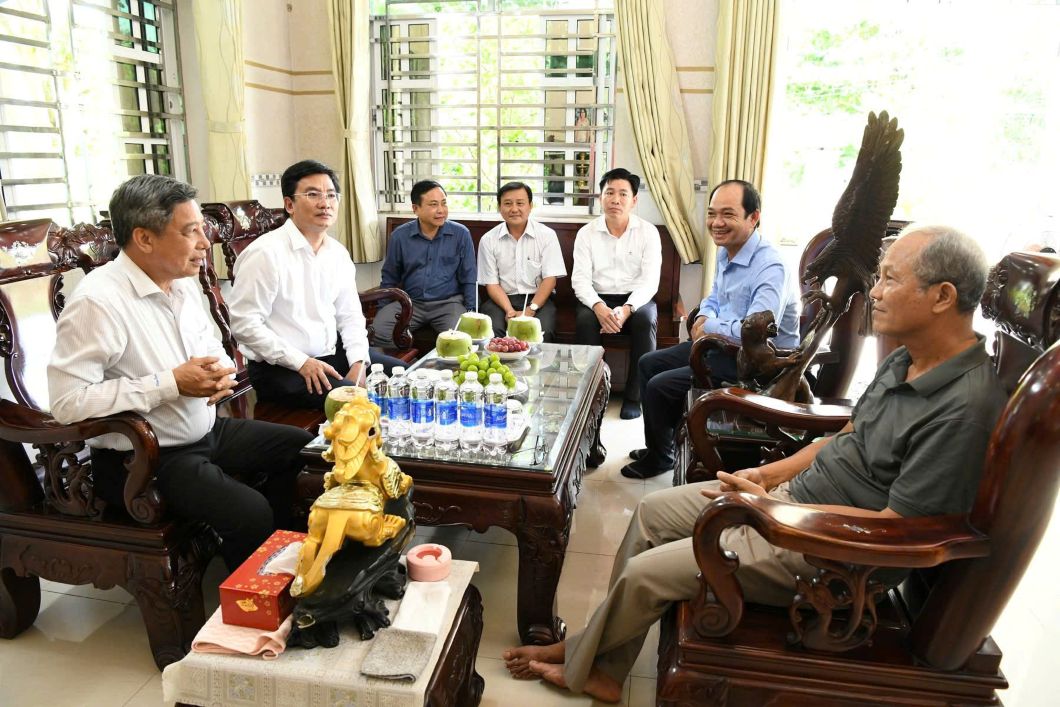 Ong Dong Van Thanh - Pho Bi thu Thanh uy, Chu tich HDND TP Can Tho cung doan tham hoi, chuc mung le Sen Dolta gia dinh ong Mai Khuong - nguyen Uy vien Ban Thuong vu Tinh uy, nguyen Chu tich HDND tinh Soc Trang (cu). Anh: Thanh Dong
